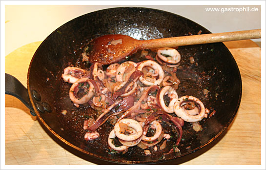 Pikant gewürzter Tintenfisch, scharf gegrillt, sofort auf den Tisch ...