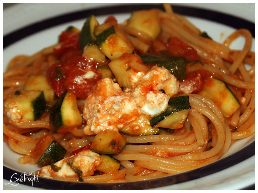 Sommerlich leicht – Pasta mit Zucchini-Tomaten-Fetakäse-Soße – gastrophil
