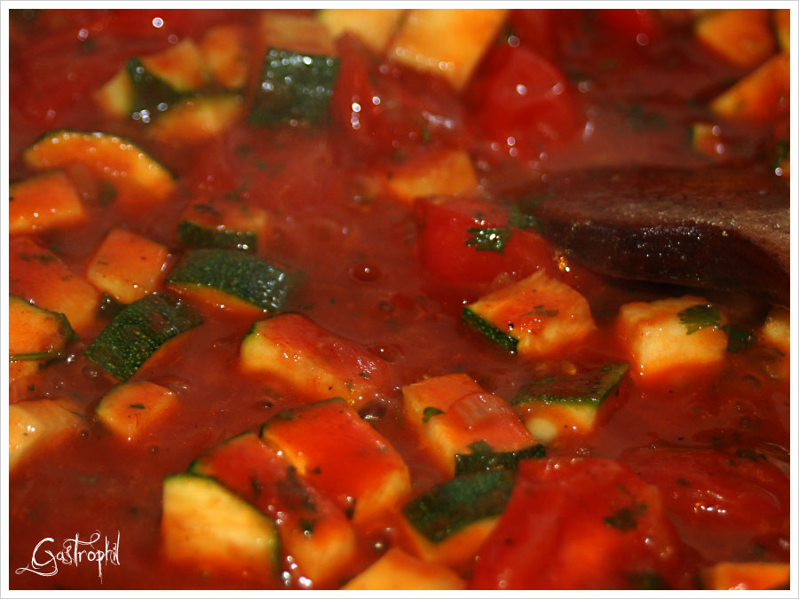Sommerlich leicht – Pasta mit Zucchini-Tomaten-Fetakäse-Soße – gastrophil