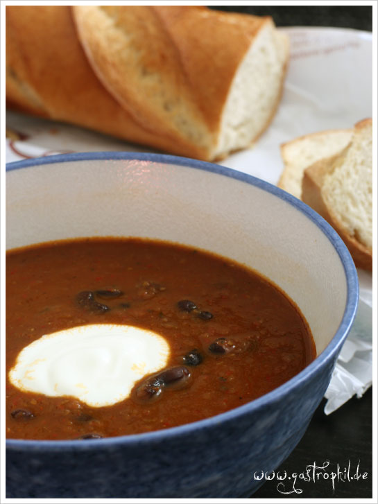 schwarze Bohnensuppe und Brot schmeckt äußerst goot – gastrophil