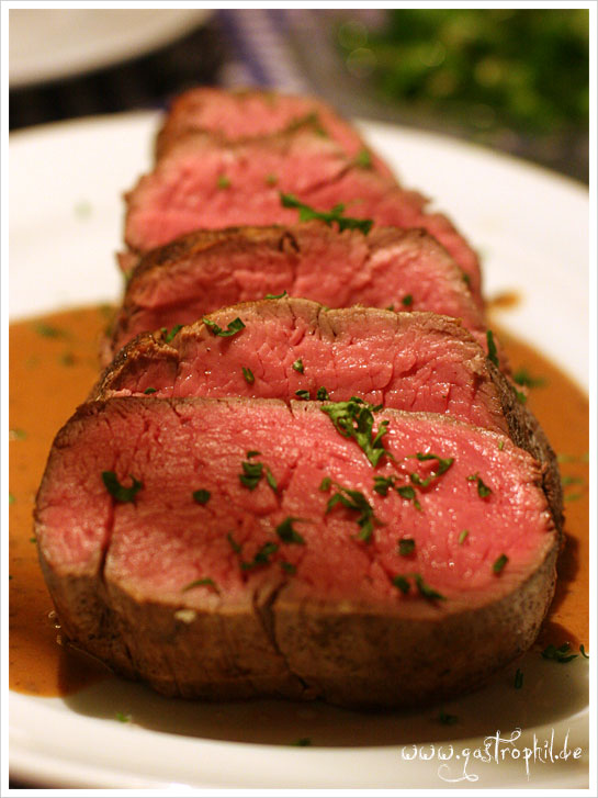 langsam gegartes Rinderfilet zu doppelt gebackenen Kartoffeln, grünen ...