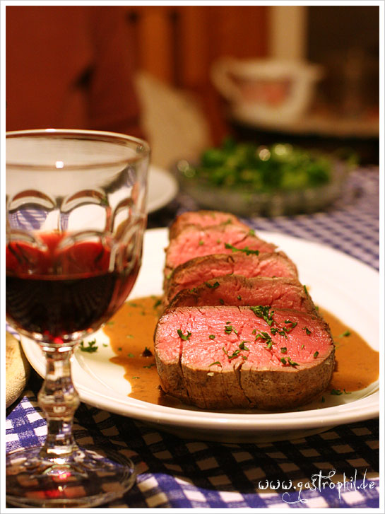 langsam gegartes Rinderfilet zu doppelt gebackenen Kartoffeln, grünen ...