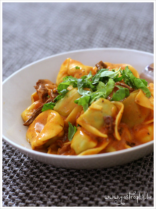 tortellini-tomaten-sahne-pfifferlinge