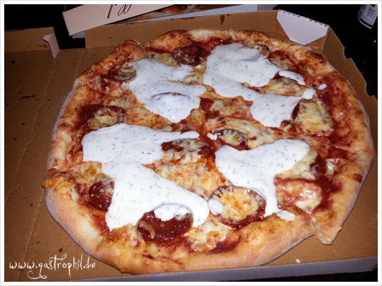 Pizza vom Dönerladen mit Sucuk und Dönersauce. Wohl das Beste auf Erden wenn man tierisch was zu Essen braucht ;-)