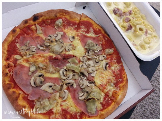 Pizza Schinken & Champignons sowie kleine Tortellini-Beilage
