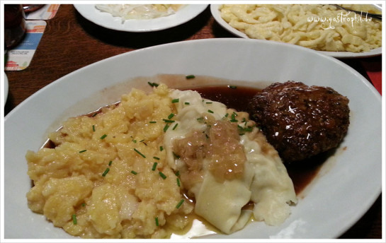 Kartoffelsalat, Maultaschen und Fleischküchle im Klösterle