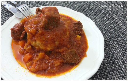 ungarisches Gulasch mit jeder menge Paprika und eine großen böhmischen Semmelknödel