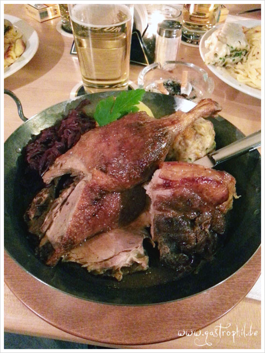 Paulaner-Pfännle (eine Verniedlichung ist hier eigentlich nicht angebracht). Schweinehaxe, Entenkeule (halbe Ende eher) und Schweinekrustenbraten mit Rotkohl und zwei Knödeln *puh*