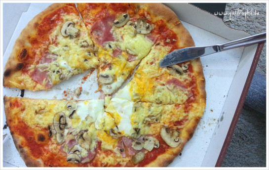 Pizza mit Schinken, Champignons, extra Käse und Spiegelei