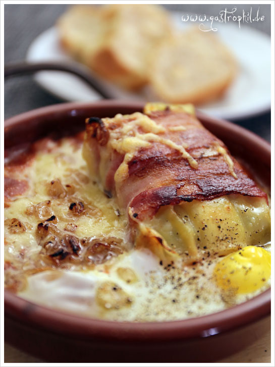 bacon-wrapped-maultasche-baked-beans-egg